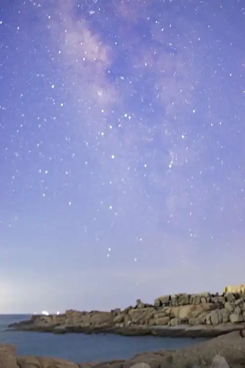 夏夜天上缀满了闪闪发光的星星像细碎的流沙铺成的银河斜躺在青色的