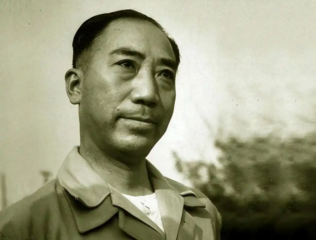 "余淑衡走进屋内不敢坐下,内心忐忑的询问:"文件在哪?我拿回去处理.