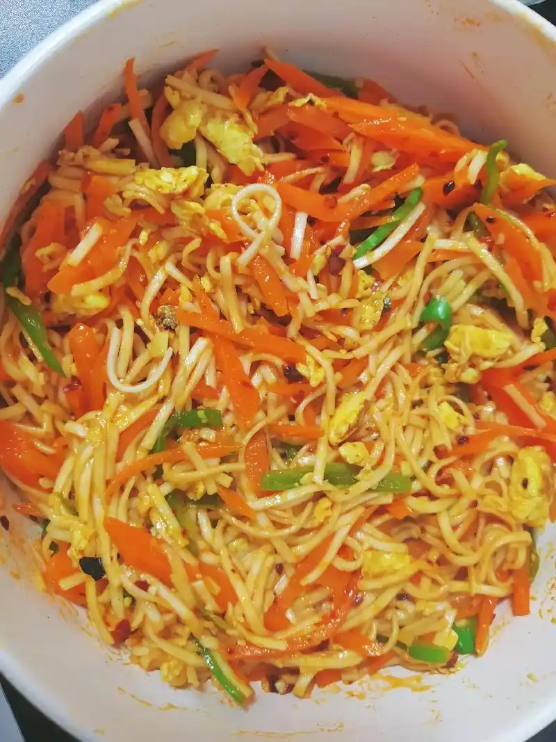 胡萝卜炒面.新学的炒面方法,很好吃哦,想吃炒面的可以试试,只 - 抖音