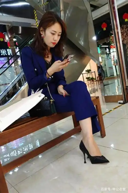 白领丽人脚踩高跟鞋,透出知性的美丽,风采斐然韵味十足