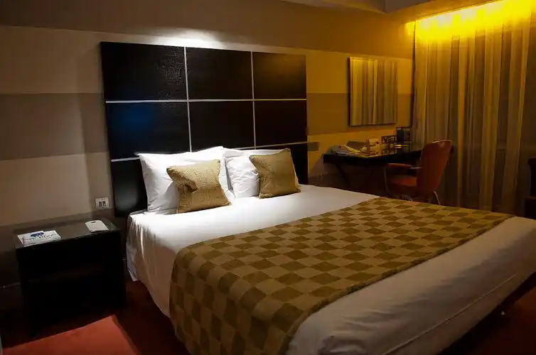 夜晚在酒店房间里的大床睡在旅馆房间里