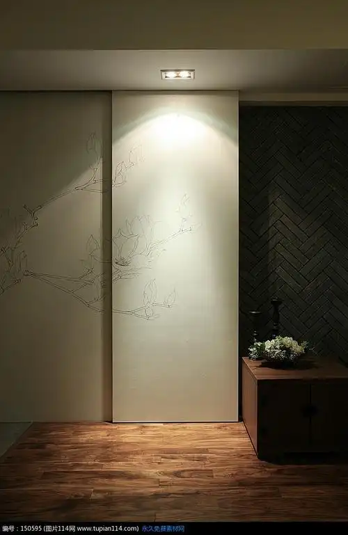 装饰着白色射灯的白色墙壁上