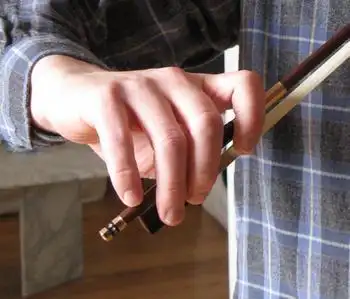 能发点真人小提琴右手持弓的姿势给我看看吗 谢谢