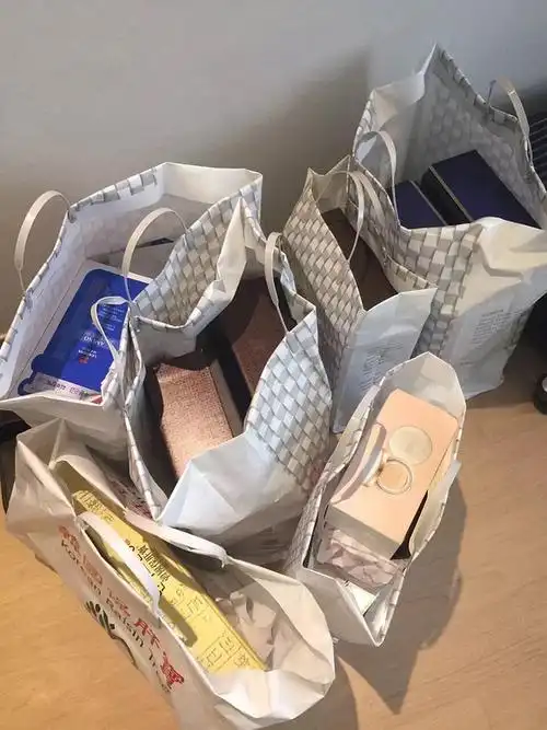 女人的天性就是对购物没抵抗力冒着被辅导员说的风险跑去请假买了一大