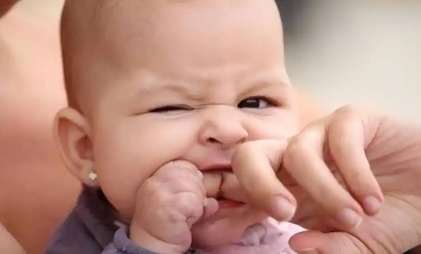 小宝宝爱咬人,可能是"事出有因",家长若处理不当,后果很严重_军军