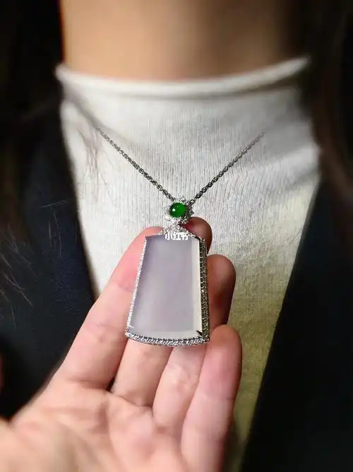 底价4350018k金镶嵌无事牌吊坠