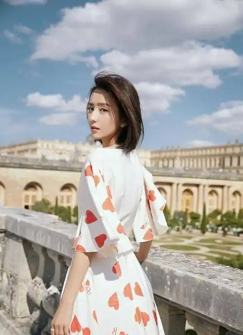 佟丽娅也放开了,穿泡泡袖波点"时尚裙"秀事业线,皮肤