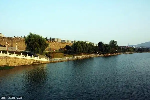 襄阳护城河边的古城墙