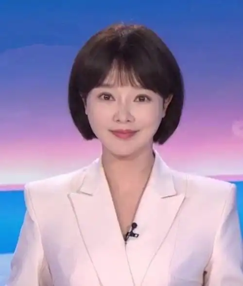 在我们的印象里,胡蝶是主播台上的正襟危坐的主播,主持过《朝闻天下》