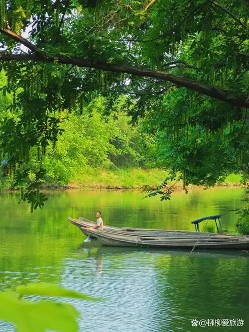 偷得浮生半日闲,漫步在杭州西溪洪园,坐在停靠在河边的小船上,犹如