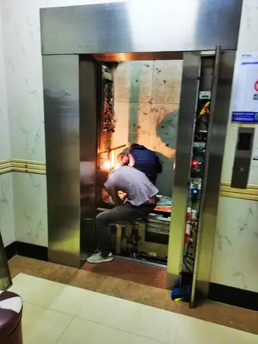 金雅苑无机房电梯维修更换抱闸制动器施工现场门图片