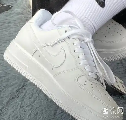 经典和纯白有什么区别现在看一下两款,第一款是空军一号经典款白色