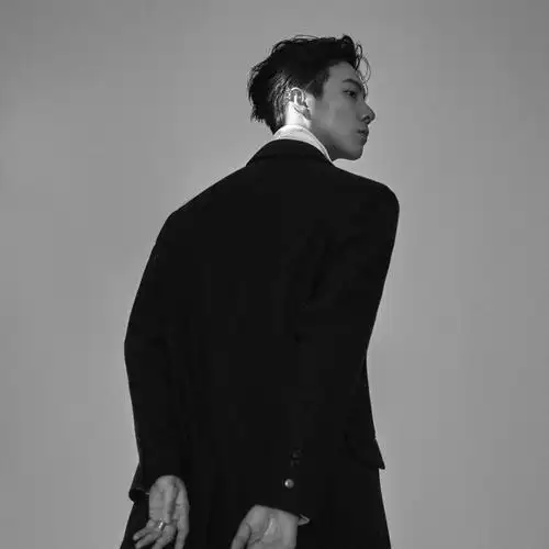 简单耐看的黑白稳重西装男生头像