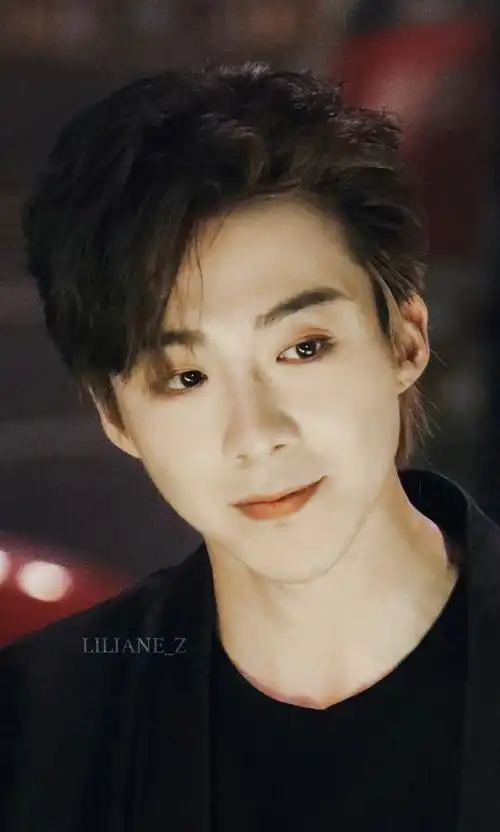 刘宇宁冒雨打卡粉丝应援