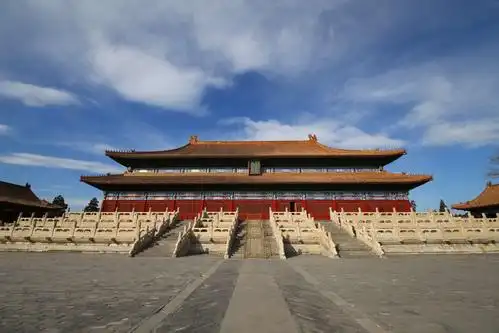 面阔十一间,进深四间,建筑面积2240平方米,规制与故宫太和殿一样