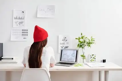 伏案工作累图片