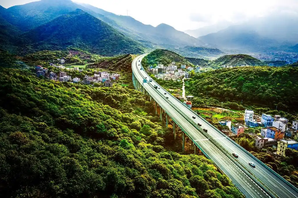 云湛高速:绿水青山助力乡村振兴