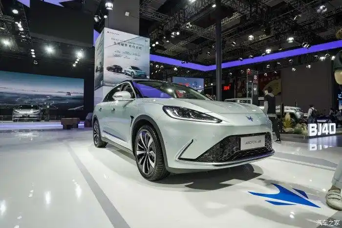 2021上海国际车展华为极狐全新车型阿尔法shi版初次见面