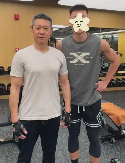 67岁张丰毅近照,结实的肌肉线条抢镜,网友:27岁年轻人都比不上