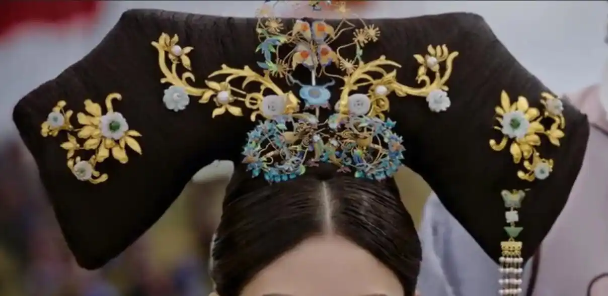 扒一扒如懿传里精美讲究的旗头,我独爱寒香见的雅致,你呢?