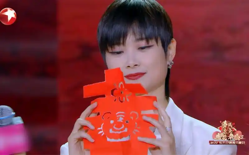 李宇春手撕老虎窗花【东方卫视2022虎年春晚】_哔哩哔哩_bilibili