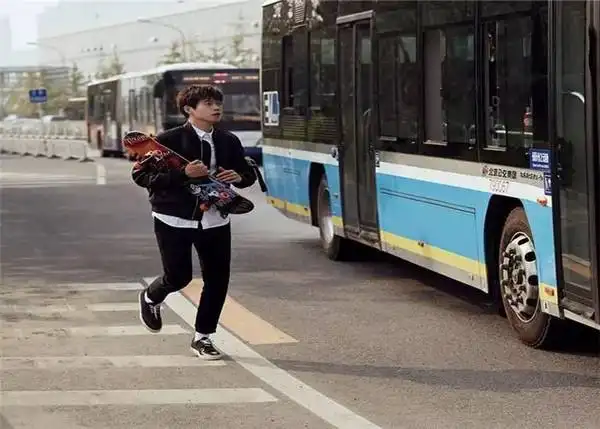 一座整天追着公交车跑的城市