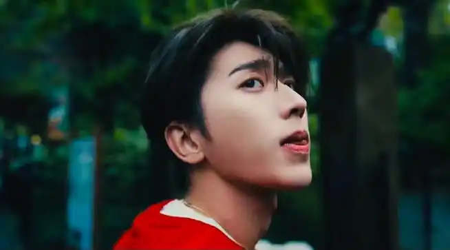 视频截图,红衣坤哥太养眼什么是笑弯了腰,坤坤这就是#蔡徐坤