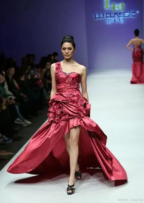 走秀是一种展示时尚潮流和设计师创意的平台,模特们通过优雅的身姿和