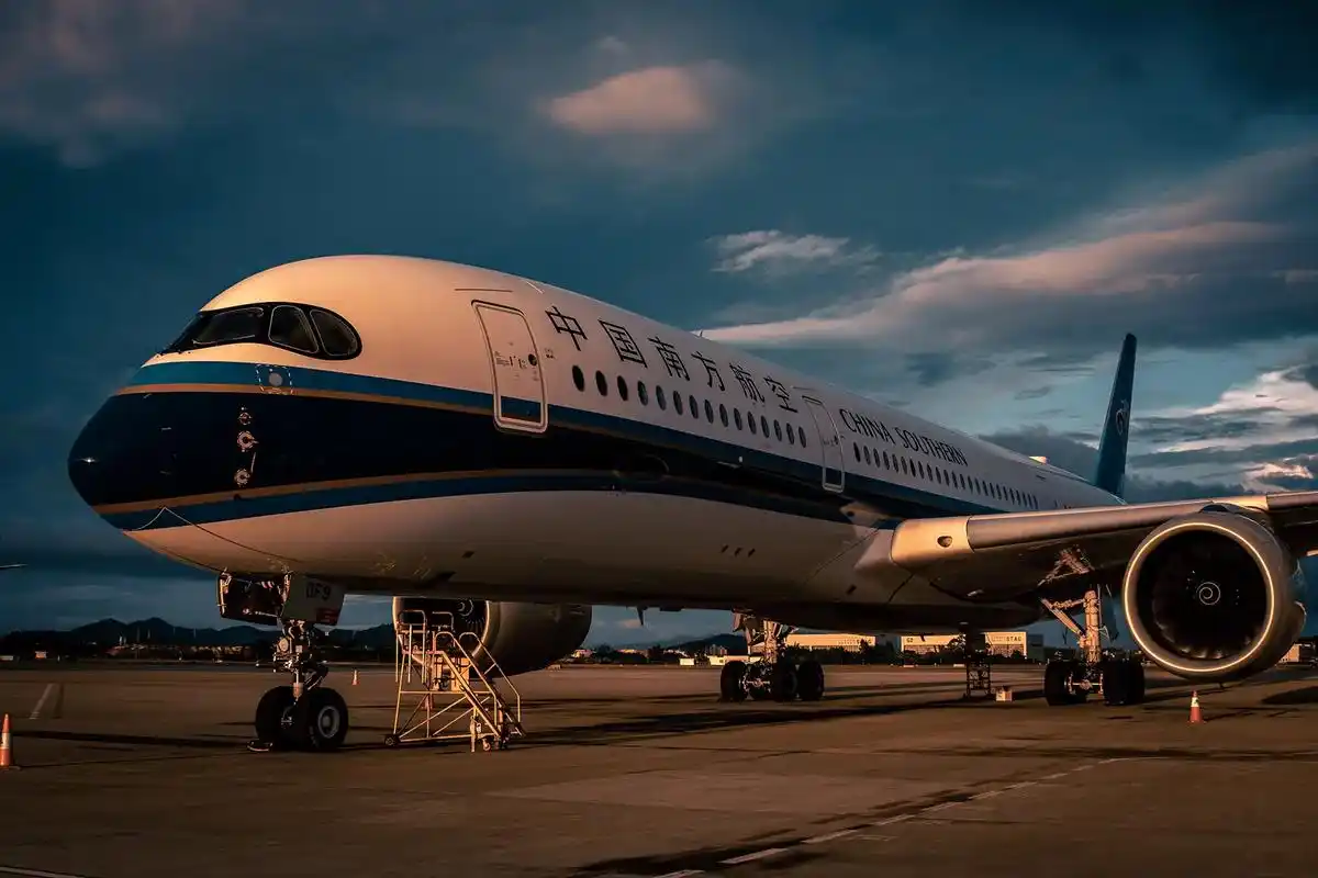 停机坪 光影#摄影 #风景 #飞机 #醒图 #机场 #a35 - 抖音