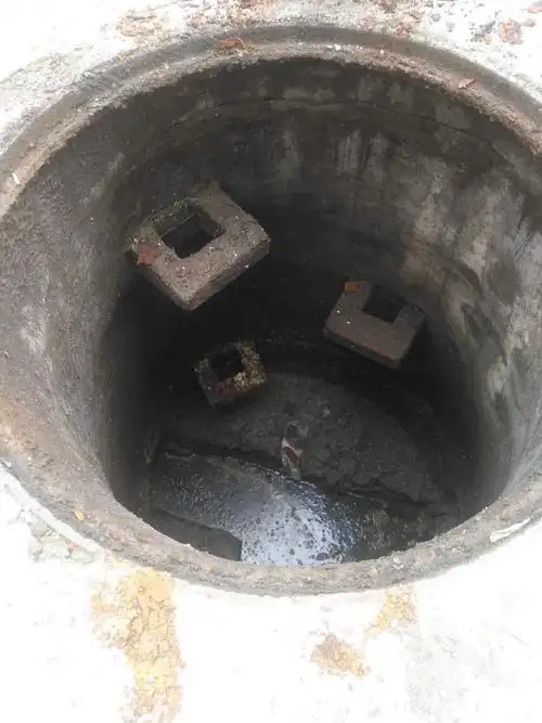 清江社区雨季前清掏化粪池,污水井,污水管