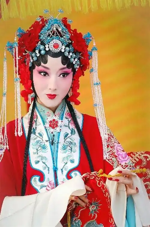 京剧大师程砚秋先生创立的程派艺术素以"声情美永"完美结合著称,程腔