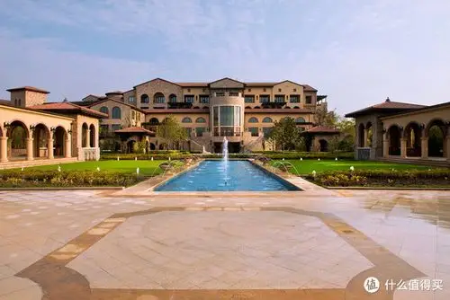 所工作的球会拥有中国最好的由"金熊"父子设计的球场;中国唯一一家pga