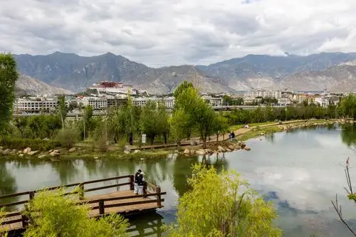 拉萨南山公园风景如画 也是布达拉宫天空之境最佳拍摄点
