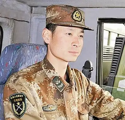 四级军士长史明伟:"天路"安全行车42万公里