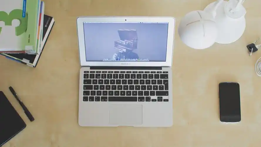 桌面壁纸 品牌 电子产品 > macbook苹果笔记本电脑图片