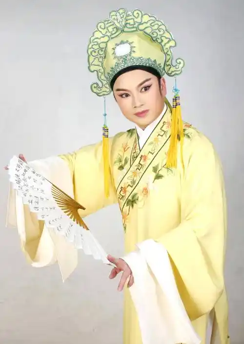 《状元打更》《王子复仇记》《曹植与甄洛》《杨乃武》,交响版越剧