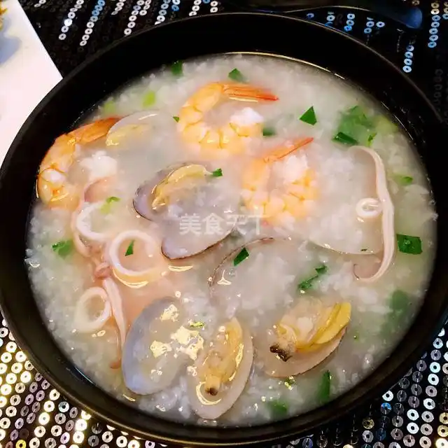 海鲜粥以煮为主,口味咸鲜,补充营养