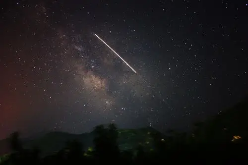求一张夜晚流星的大图,越大越清晰越好