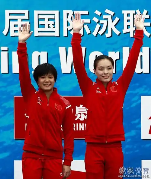 高清图:吴敏霞夺冠挥手露笑脸 施廷懋略显腼腆