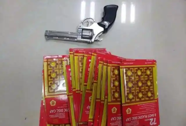 经调查,该左轮枪及火药子弹在城固县当地商店购买,用于小孩玩耍.