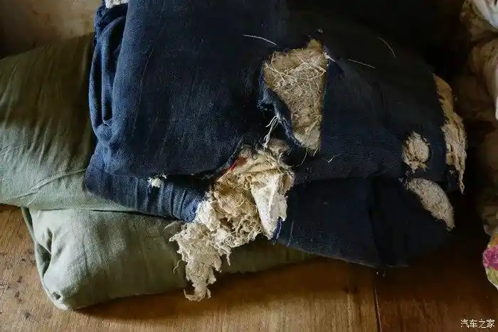 依旧个孩子张板床,依旧破旧棉被,依旧孩子们刻苦学习!