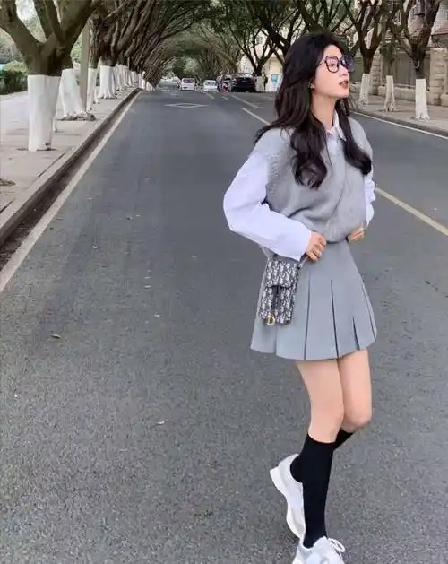 百褶裙适合搭配什么上衣「百褶裙适合搭配什么上衣好看」