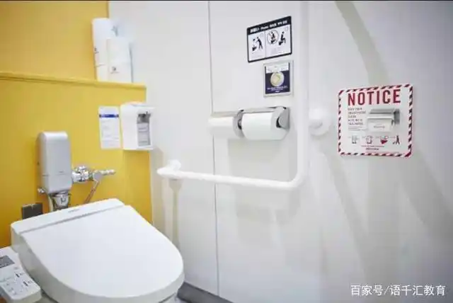 日本公共厕所一般都是 电热座便器,可以自动调控温度,即使寒冷的冬天