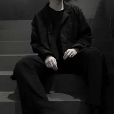 黑色系男头.故事讲烂了还是意难平._男生头像_我要个性网