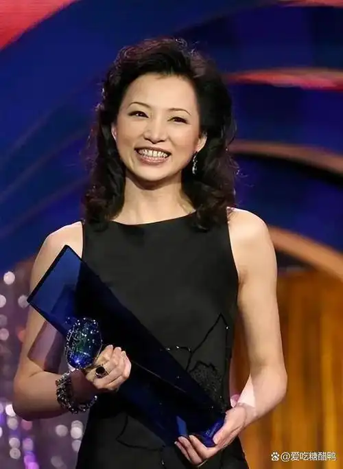 事实证明,"消失"的央视一姐董卿,已经走上另一条大道