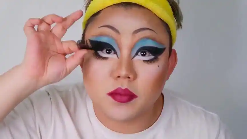 胖哥化浓妆,越化越丑,亲妈都没眼看下去了