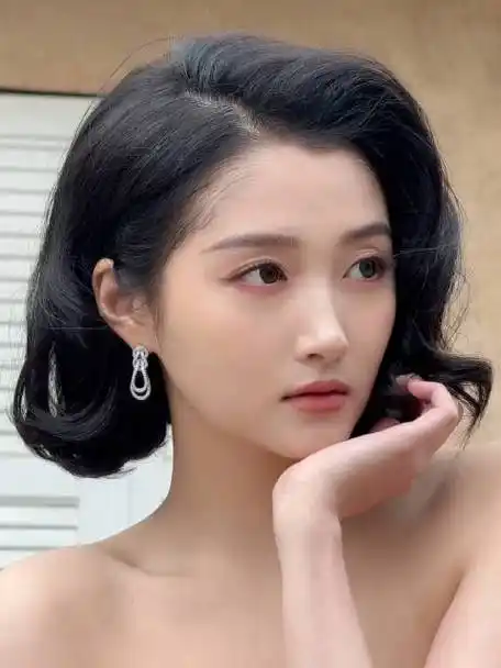 关晓彤戛纳红毯短发造型