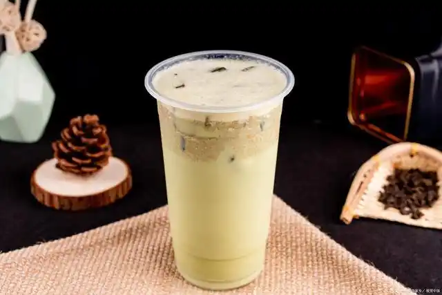 乌龙奶茶冷饮: (圣唐大咖牛奶风味粉30g,少量热水搅拌均匀)乌龙茶水