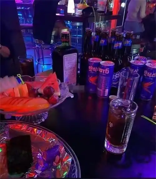 年轻女子穿超短裤在酒吧门口哭喊,大骂负心汉:他怎么情之一字最伤人