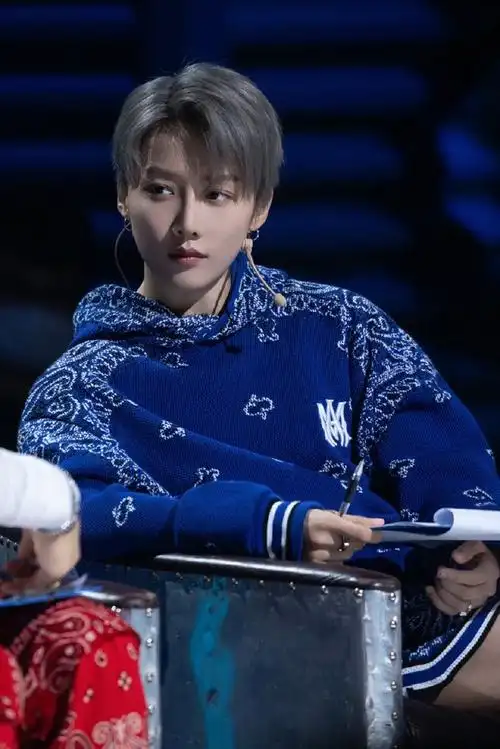 吴建豪说刘雨昕的美甲像被门夹了